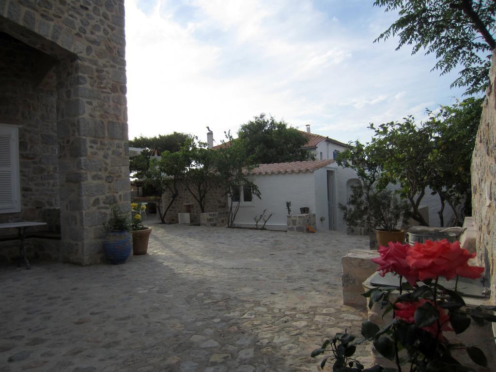 Kiki'S Houses Vlichos 伊兹拉 外观 照片