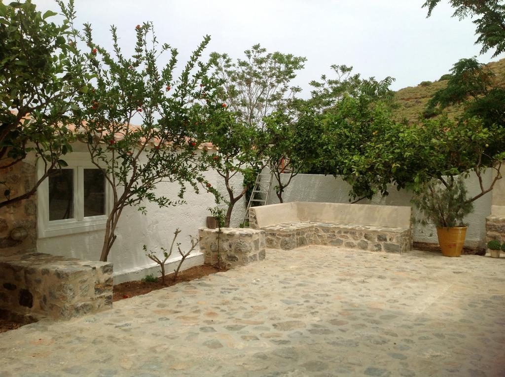 Kiki'S Houses Vlichos 伊兹拉 外观 照片